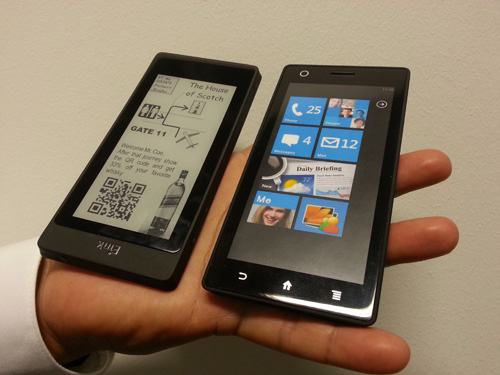 Показан первый смартфон со вторым дисплеем на электронных чернилах